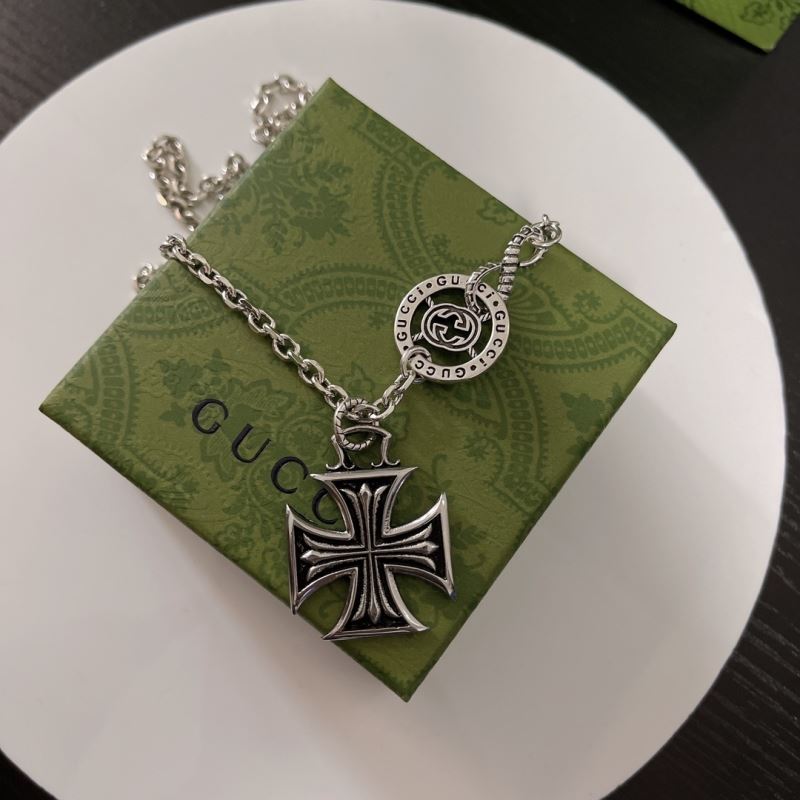 G*u*i necklaces